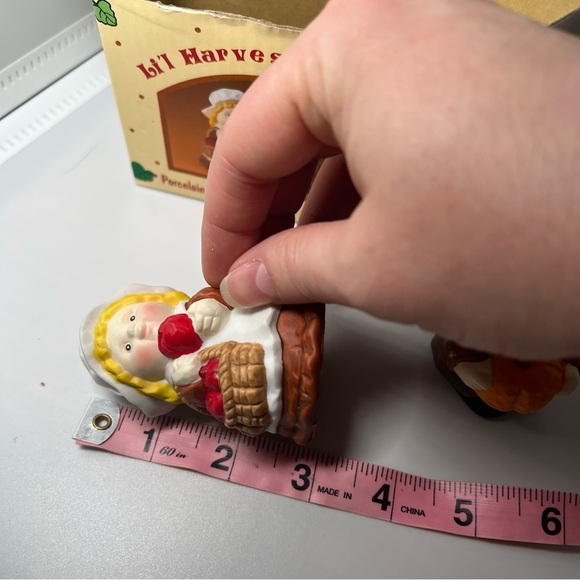 Li'l Harvest Helpers Pilgrim Boy & Girl Salt and Pepper Shakers in Original Box - Picture 5 of 7